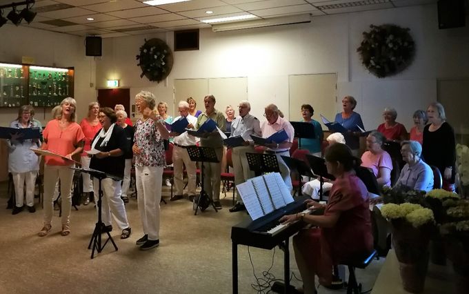 Onze leden variëren in leeftijd tussen plm. 60 en 93(!) jaar. Een gezellige club dames en ook zes heren, waar we natuurlijk heel blij mee zijn. Voorafgaand aan de repetities doen we een warming up en werken aan ademhalingstechniek. In de pauze van de repetities drinken we gezamenlijk koffie en kunnen we  even lekker ontspannen en nieuwtjes uitwisselen met elkaar.
 